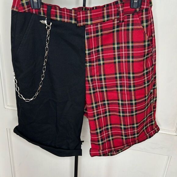 Hot Topic Black & Red Plaid Split Bermuda Shorts With Detachable Chain Size Medi - Picture 2 of 6